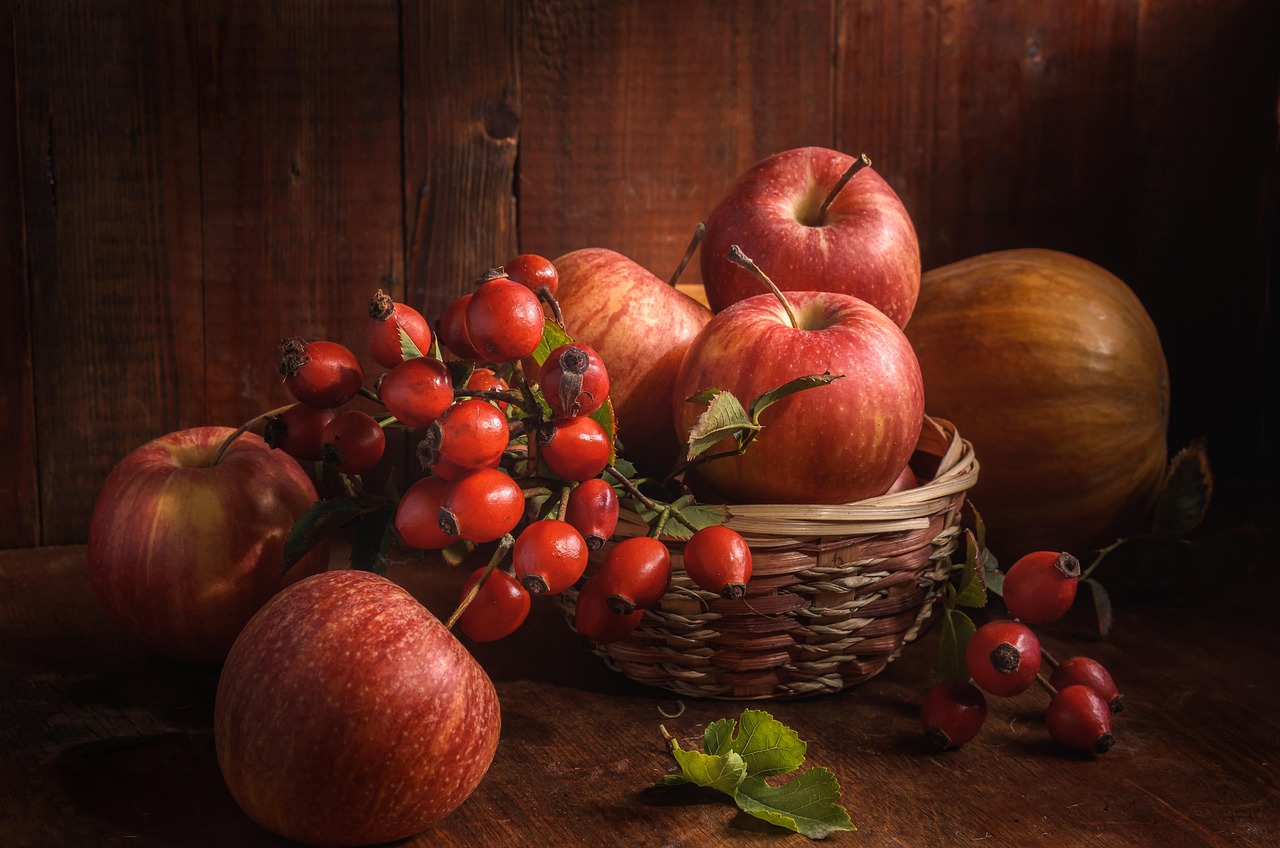 ผลโรสฮิป (Rose Hips) — 10 อันดับอาหารธรรมชาติที่มีปริมาณวิตามินซีสูงสุดต่อ 100 กรัม