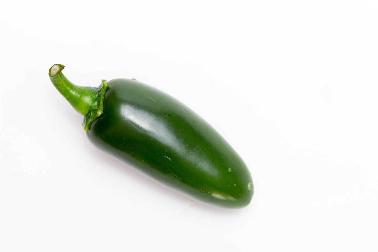 พริกชี้ฟ้าเขียว (Green Chili Peppers) — 10 อันดับอาหารธรรมชาติที่มีปริมาณวิตามินซีสูงสุดต่อ 100 กรัม