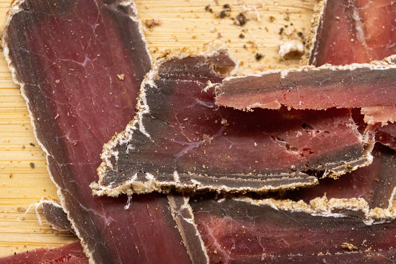 เนื้ออบแห้งธรรมชาติ (Beef Jerky / Dried Beef) — 10 อันดับอาหารธรรมชาติที่มีปริมาณโปรตีนสูงที่สุดต่อน้ำหนัก 100 กรัม