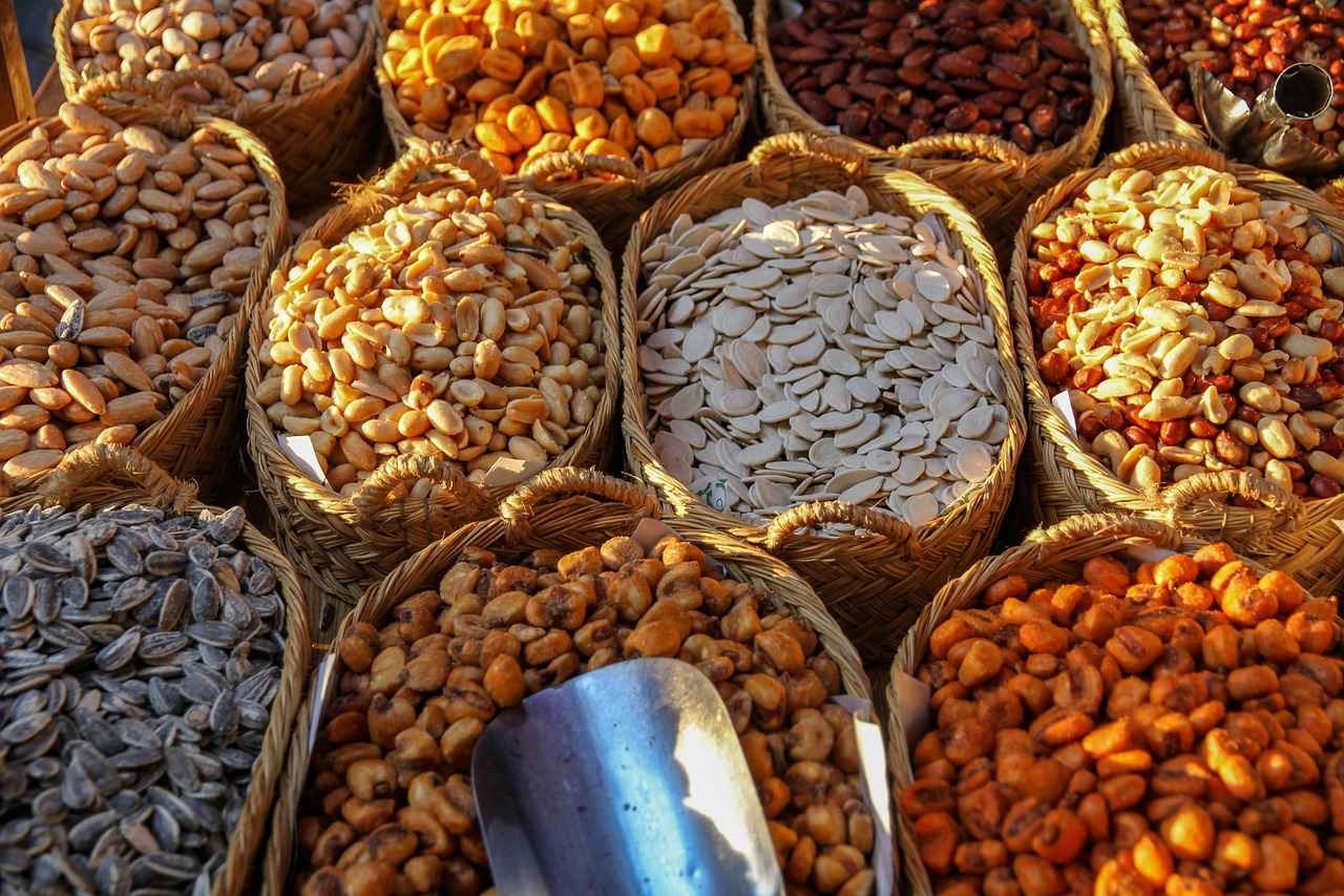 เมล็ดฟักทองอบแห้ง (Roasted Pumpkin Seeds) — 10 อันดับอาหารธรรมชาติที่มีปริมาณโปรตีนสูงที่สุดต่อน้ำหนัก 100 กรัม