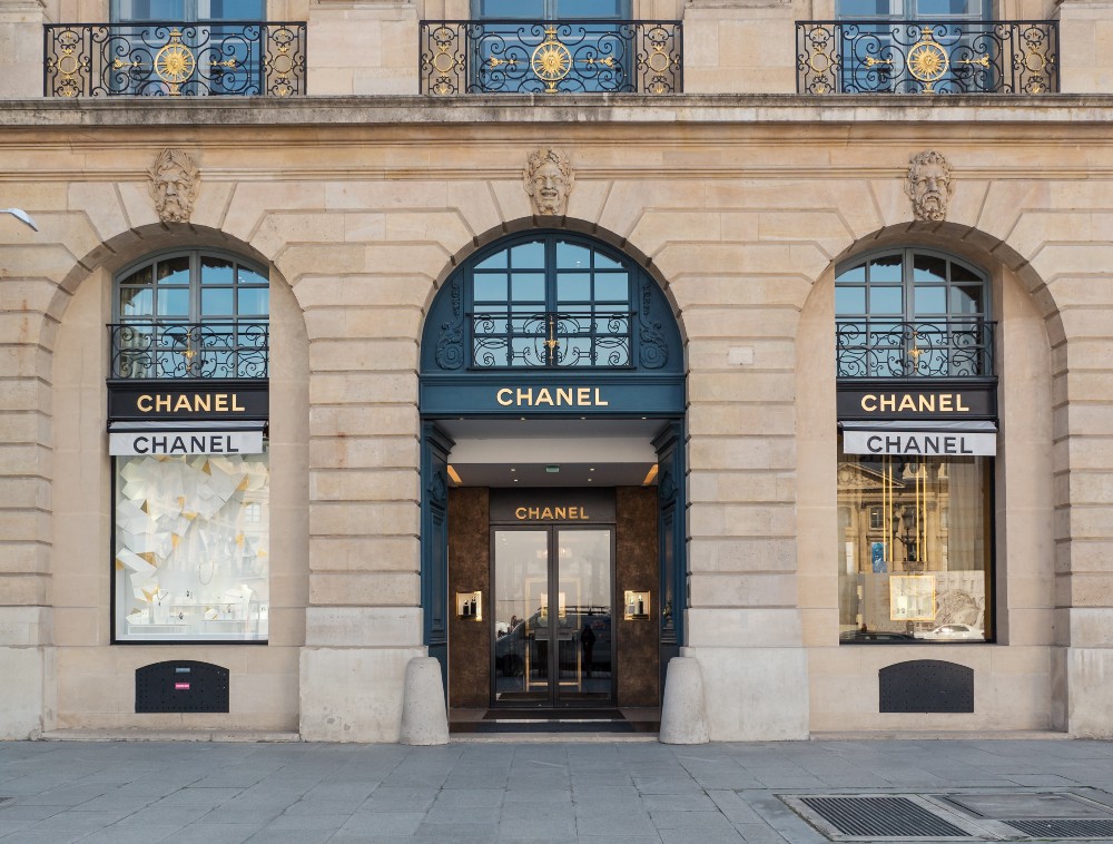 Chanel (ชาเนล) — 10 อันดับแบรนด์เสื้อผ้าและแฟชั่นที่มีมูลค่าแบรนด์สูงที่สุดในโลก ปี 2026