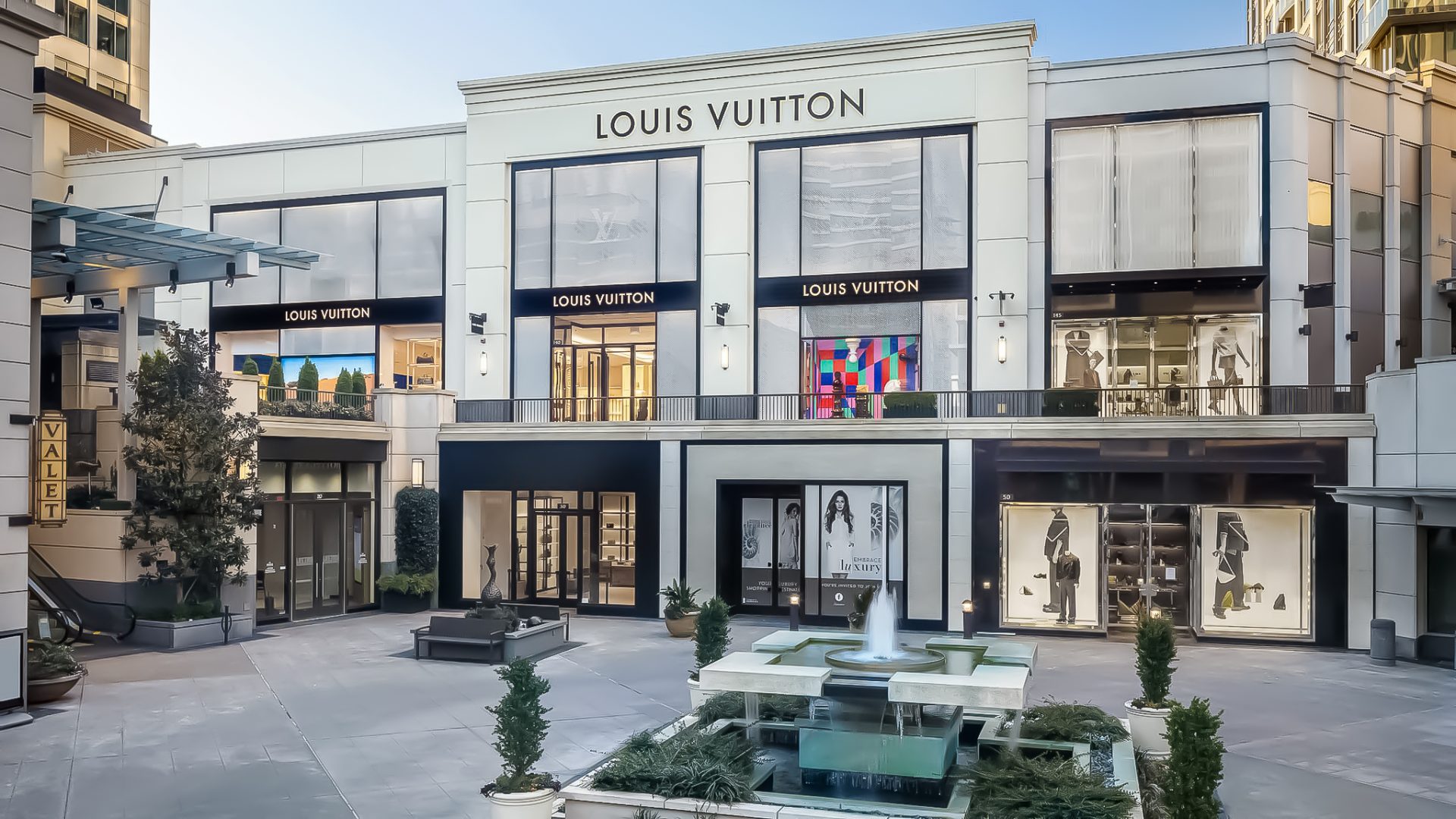 Louis Vuitton (หลุยส์ วิตตอง) — 10 อันดับแบรนด์เสื้อผ้าและแฟชั่นที่มีมูลค่าแบรนด์สูงที่สุดในโลก ปี 2026