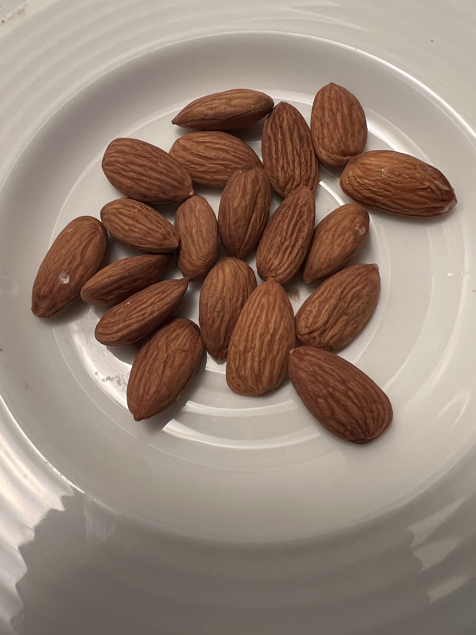 อัลมอนด์ดิบทั้งเมล็ด (Whole Raw Almonds) — 10 อันดับอาหารธรรมชาติที่มีปริมาณใยอาหาร (ไฟเบอร์) สูงที่สุดต่อ 100 กรัม