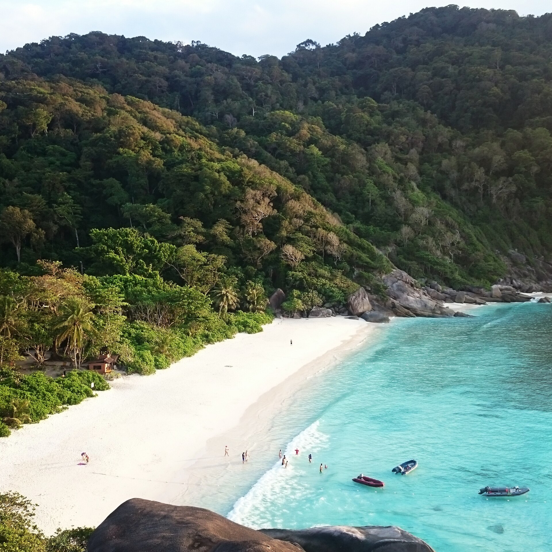 หมู่เกาะสิมิลัน (Similan Islands) — 10 เกาะสวยน้ำใสยอดนิยมในไทย น่าไปสัมผัสทะเลอันดามันและอ่าวไทยรับฤดูกาลท่องเที่ยวปลายปี 2569