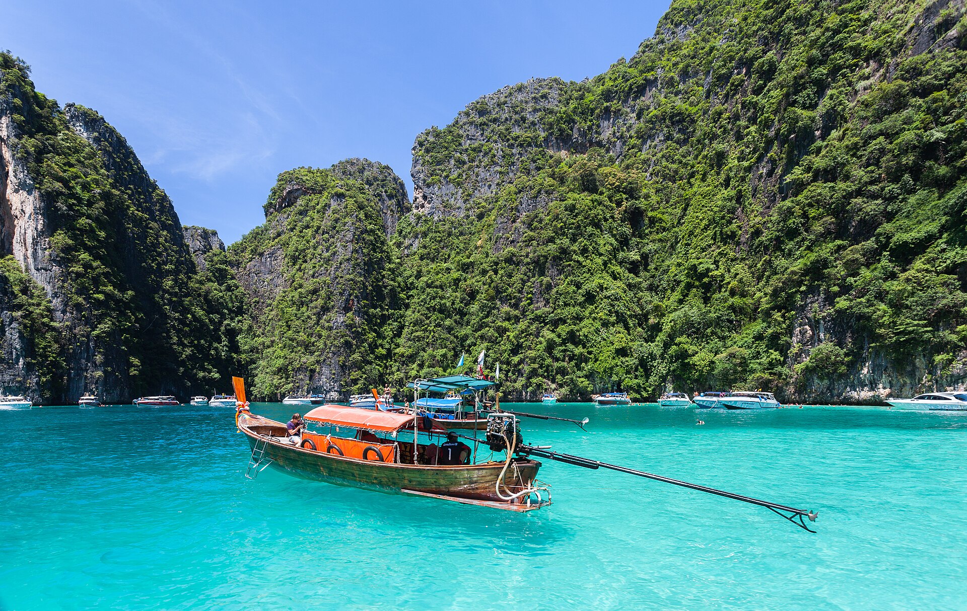 หมู่เกาะพีพี (Phi Phi Islands) — 10 เกาะสวยน้ำใสยอดนิยมในไทย น่าไปสัมผัสทะเลอันดามันและอ่าวไทยรับฤดูกาลท่องเที่ยวปลายปี 2569