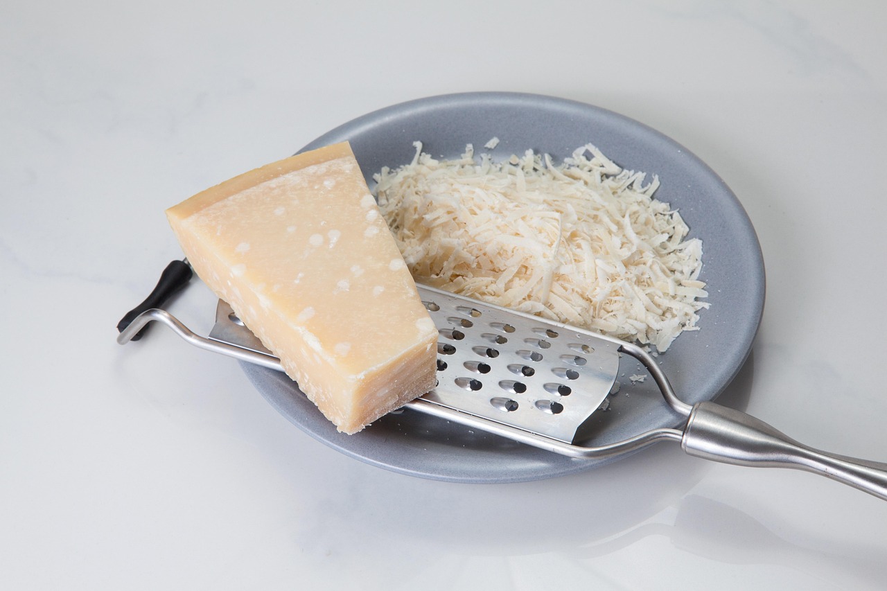 เนยแข็งพาร์มีซาน (Parmesan Cheese) — 10 อันดับอาหารธรรมชาติที่มีปริมาณแคลเซียมสูงที่สุดต่อ 100 กรัม