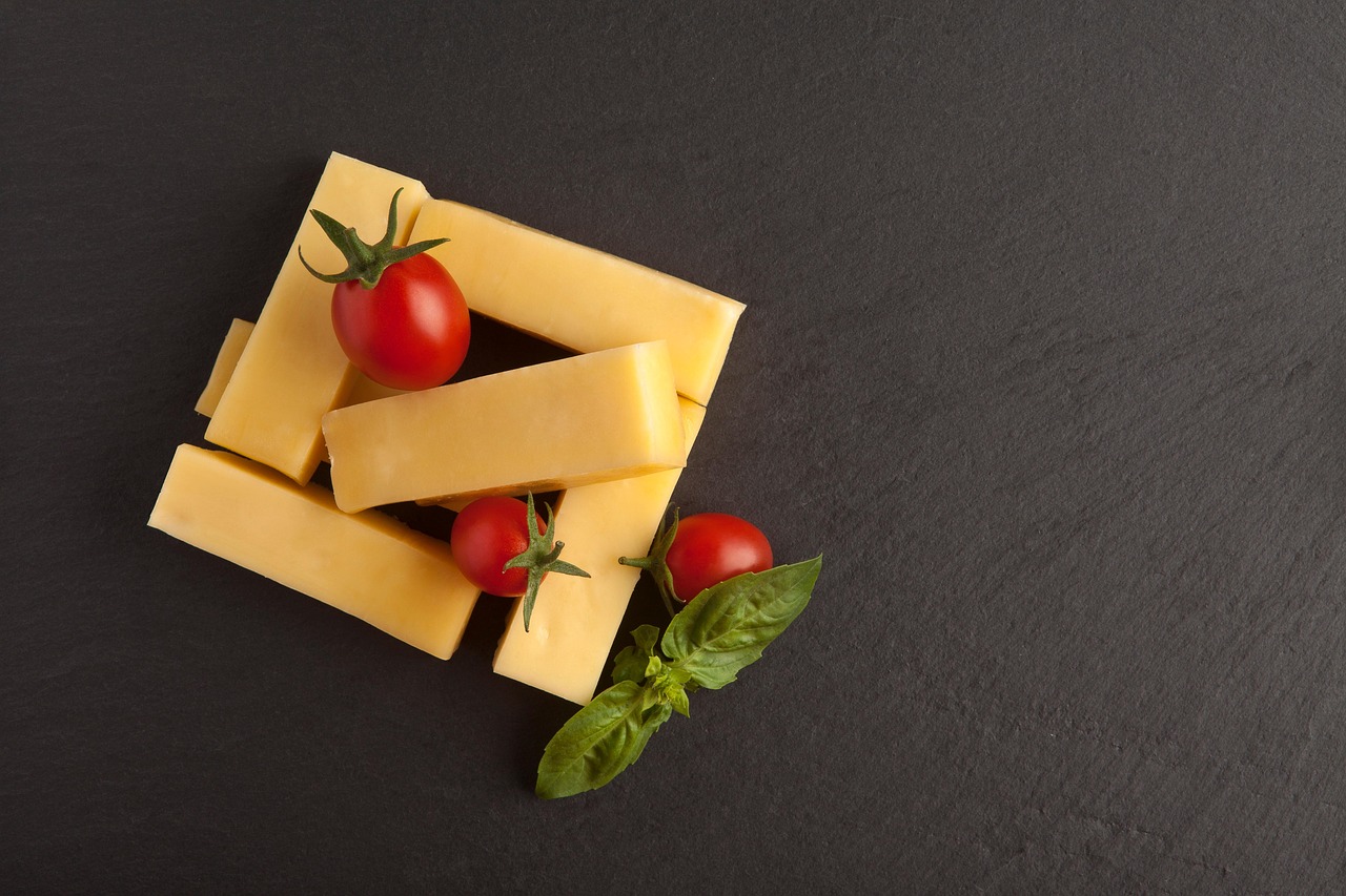 เชดด้าชีส (Cheddar Cheese) — 10 อันดับอาหารธรรมชาติที่มีปริมาณแคลเซียมสูงที่สุดต่อ 100 กรัม