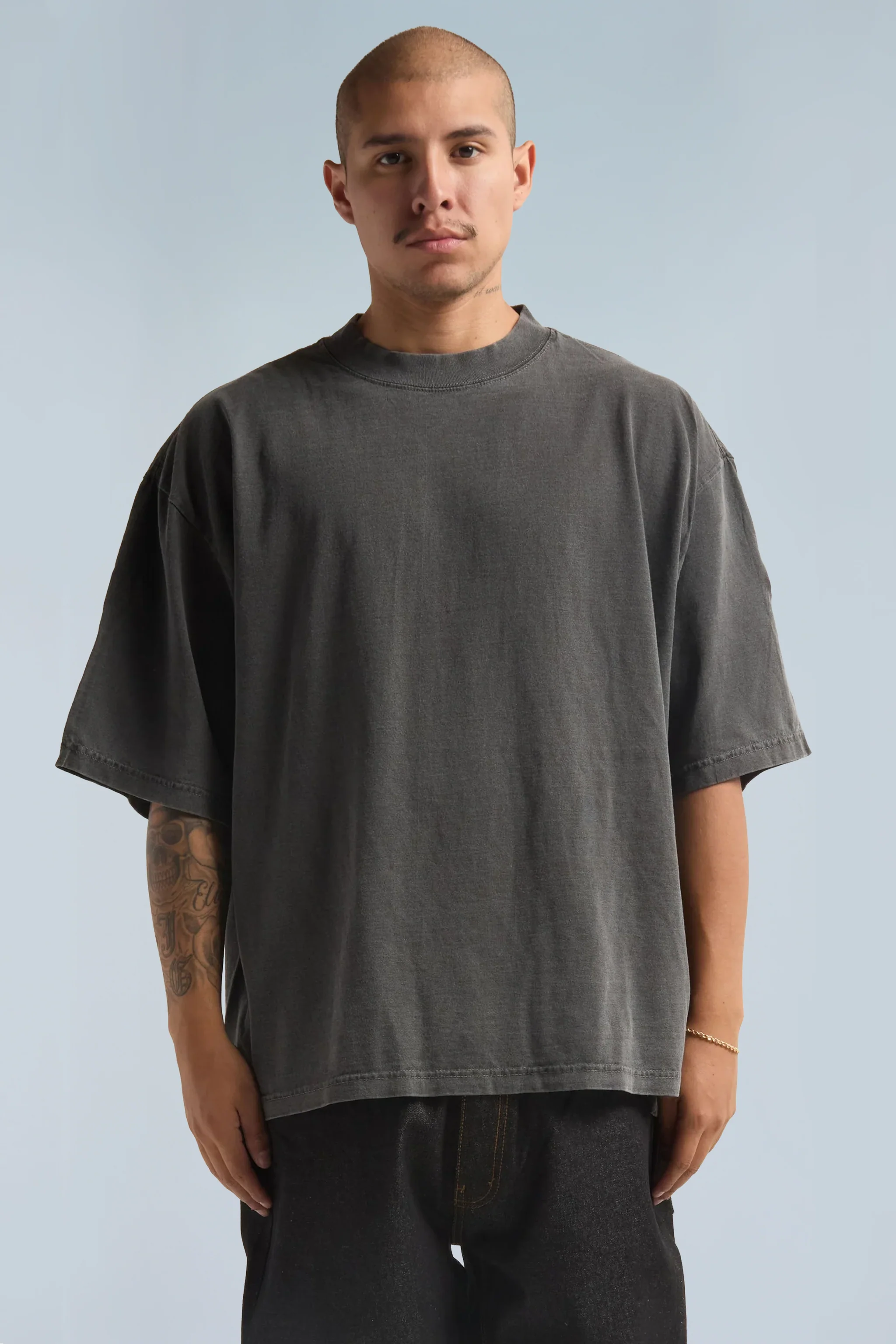 เสื้อยืดพรีเมียมทรงไหล่ตก (Heavyweight Drop-Shoulder T-Shirt) — 10 ทรงเสื้อและแพทเทิร์นยอดนิยมสำหรับการสั่งผลิตเสื้อผ้าแฟชั่นและยูนิฟอร์มองค์กรปี 2026