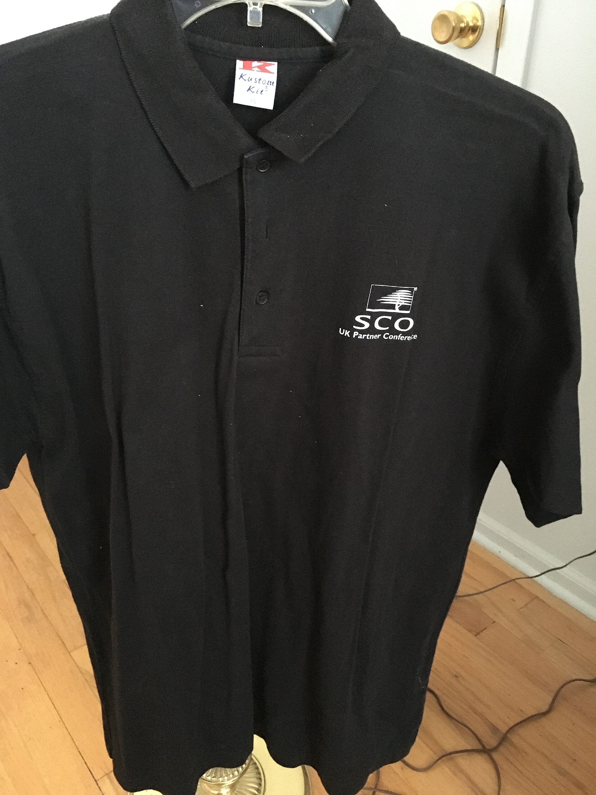 เสื้อโปโลผ้านวัตกรรมระบายอากาศ (Performance Polo Shirt) — 10 ทรงเสื้อและแพทเทิร์นยอดนิยมสำหรับการสั่งผลิตเสื้อผ้าแฟชั่นและยูนิฟอร์มองค์กรปี 2026