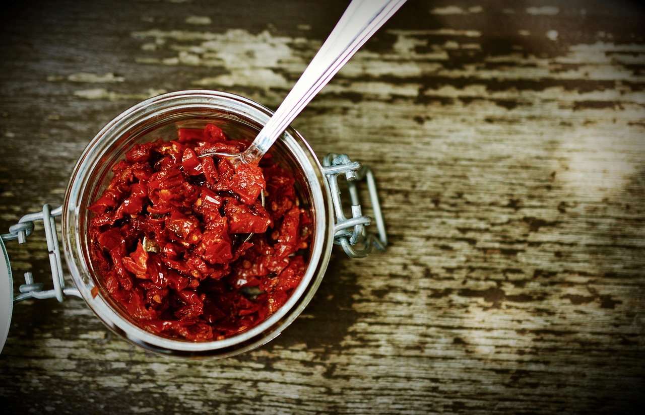 มะเขือเทศตากแห้ง (Sun-Dried Tomatoes) — 10 อันดับอาหารธรรมชาติที่มีปริมาณโพแทสเซียมสูงที่สุดต่อ 100 กรัม