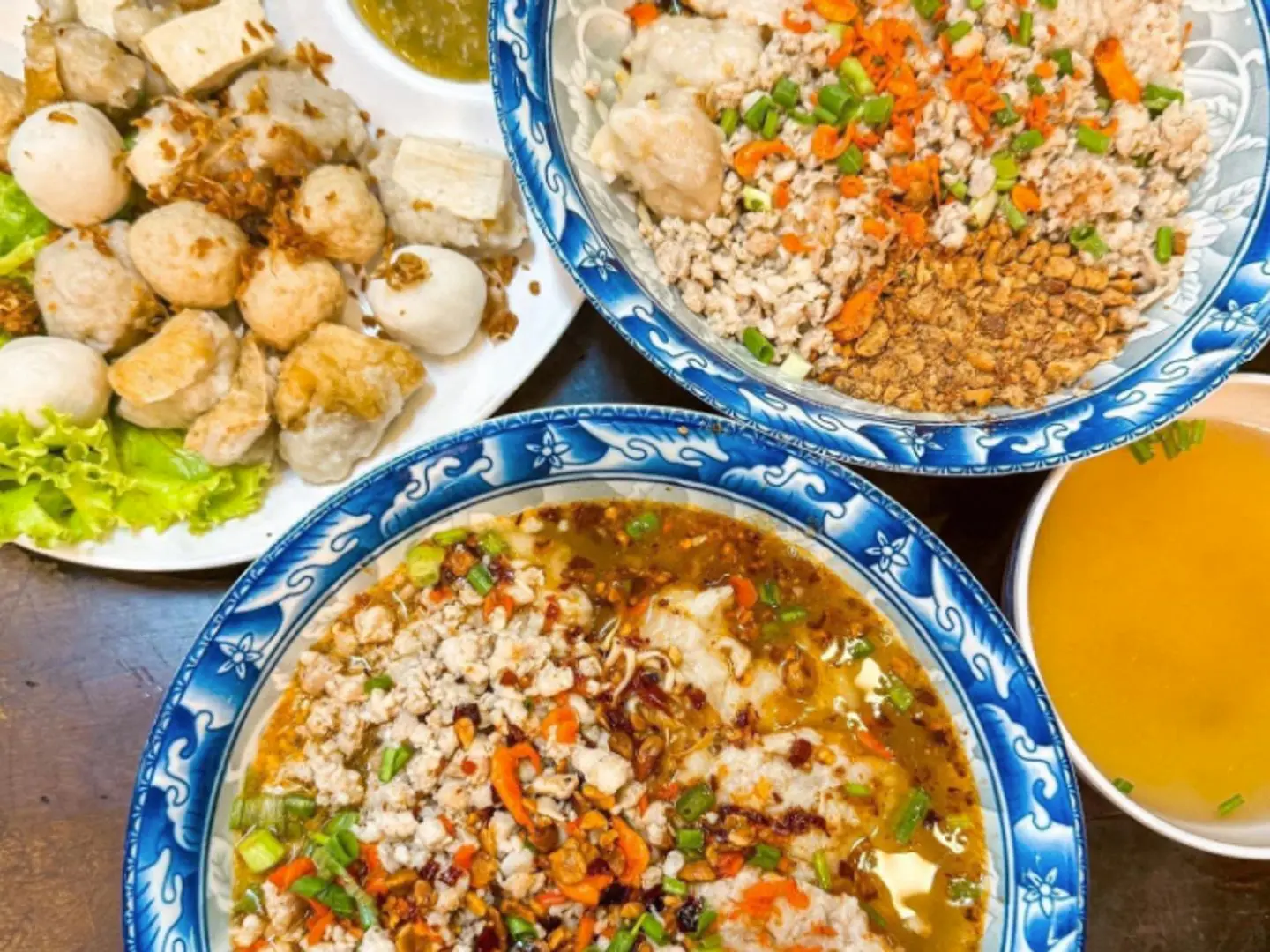 เล็กใหญ่ ก๋วยเตี๋ยวต้มยำโบราณ — 10 ร้านอาหารและสตรีตฟู้ดย่านบรรทัดทองยอดนิยมปี 2569 ปักหมุดแหล่งรวมของกินรอบดึกขวัญใจคนรุ่นใหม่