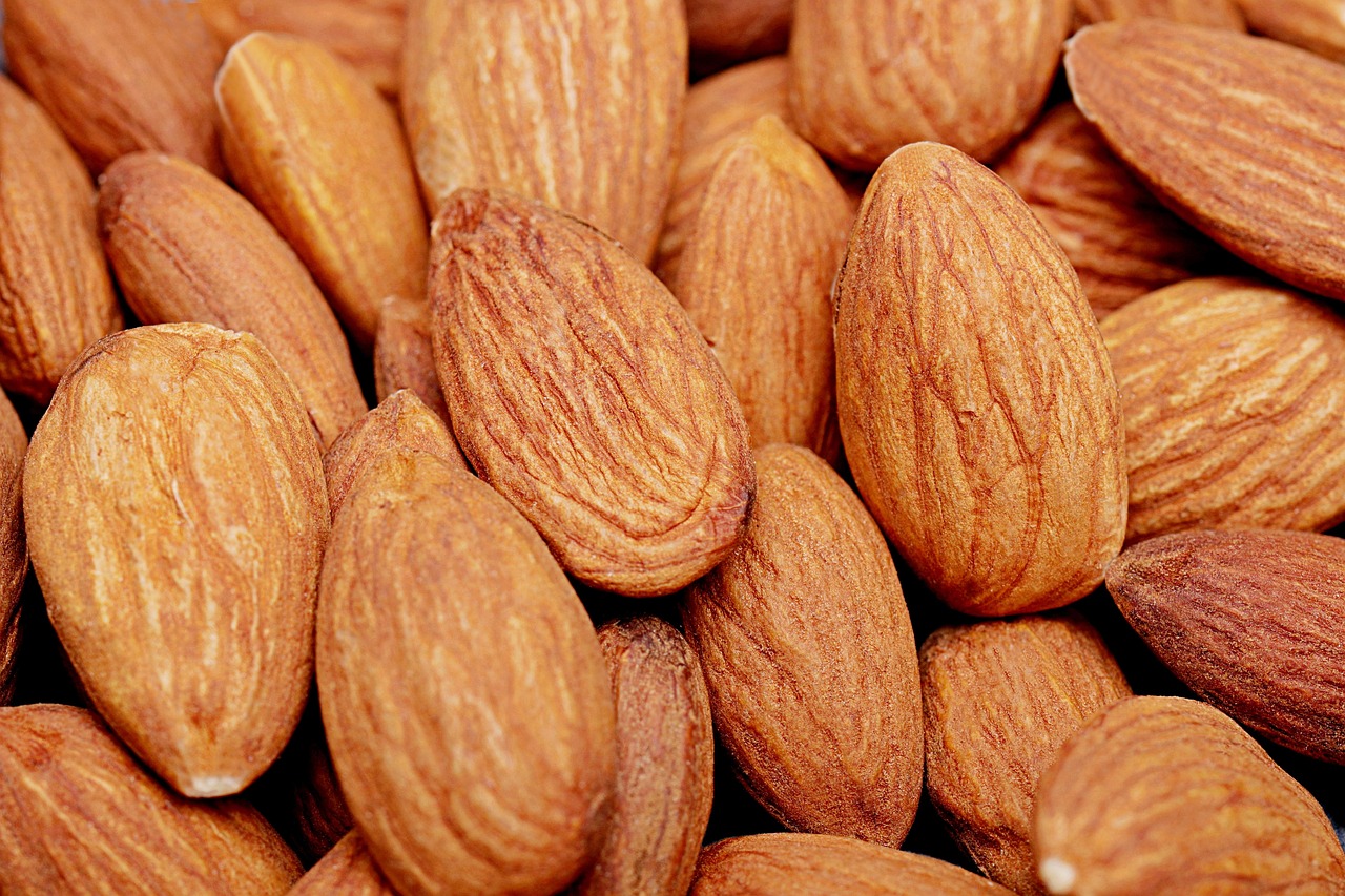 อัลมอนด์ (Almonds) — 10 อันดับอาหารธรรมชาติที่มีปริมาณแมกนีเซียมสูงที่สุดต่อ 100 กรัม