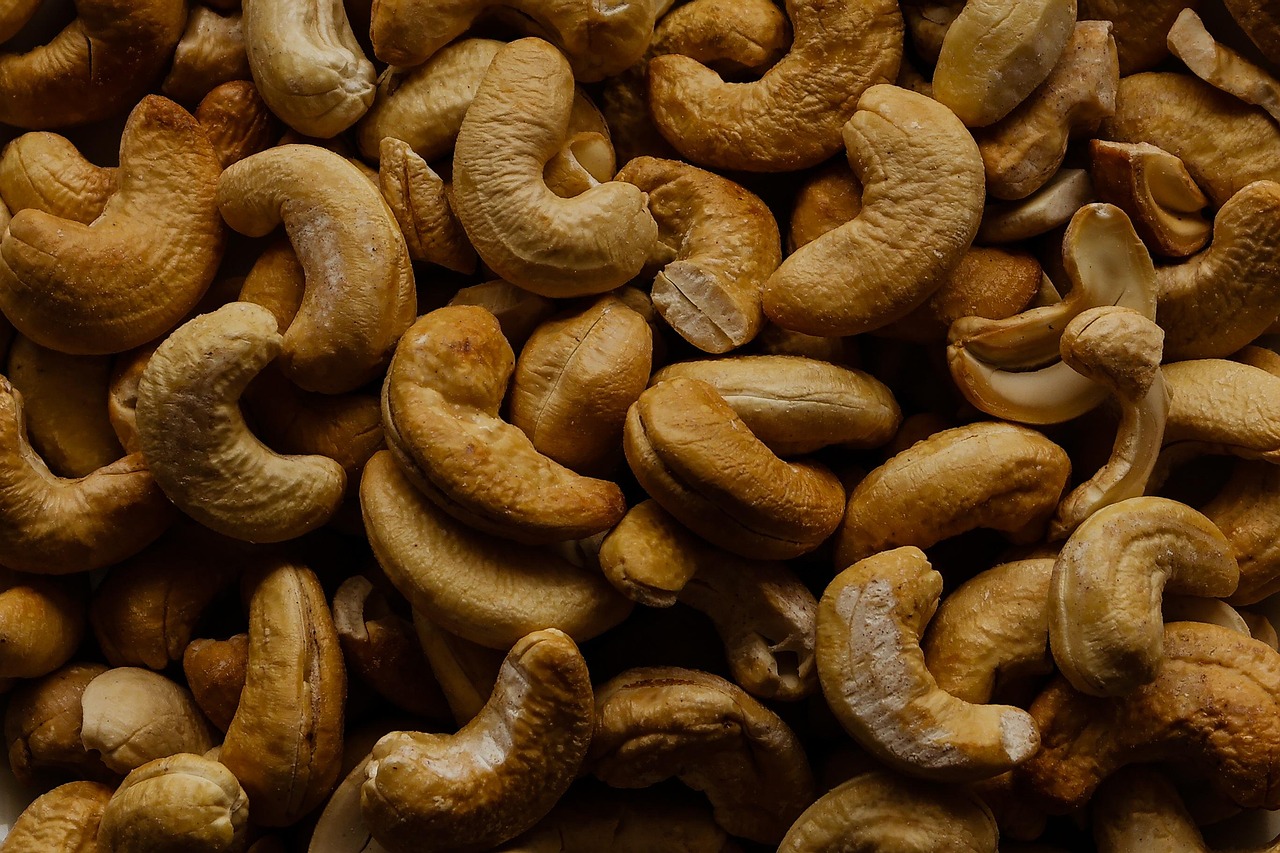 เม็ดมะม่วงหิมพานต์ (Cashew Nuts) — 10 อันดับอาหารธรรมชาติที่มีปริมาณแมกนีเซียมสูงที่สุดต่อ 100 กรัม