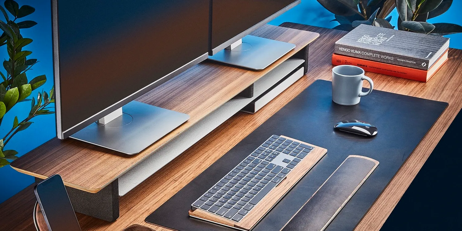 Grovemade Desk Shelf ชั้นวางจอไม้วอลนัตจัดระเบียบสองชั้น — 10 แกดเจ็ตจัดโต๊ะทำงานและโต๊ะคอมยอดนิยมปี 2026 เพิ่มพื้นที่ใช้งาน เสริมการยศาสตร์ และลดความรกอย่างมืออาชีพ