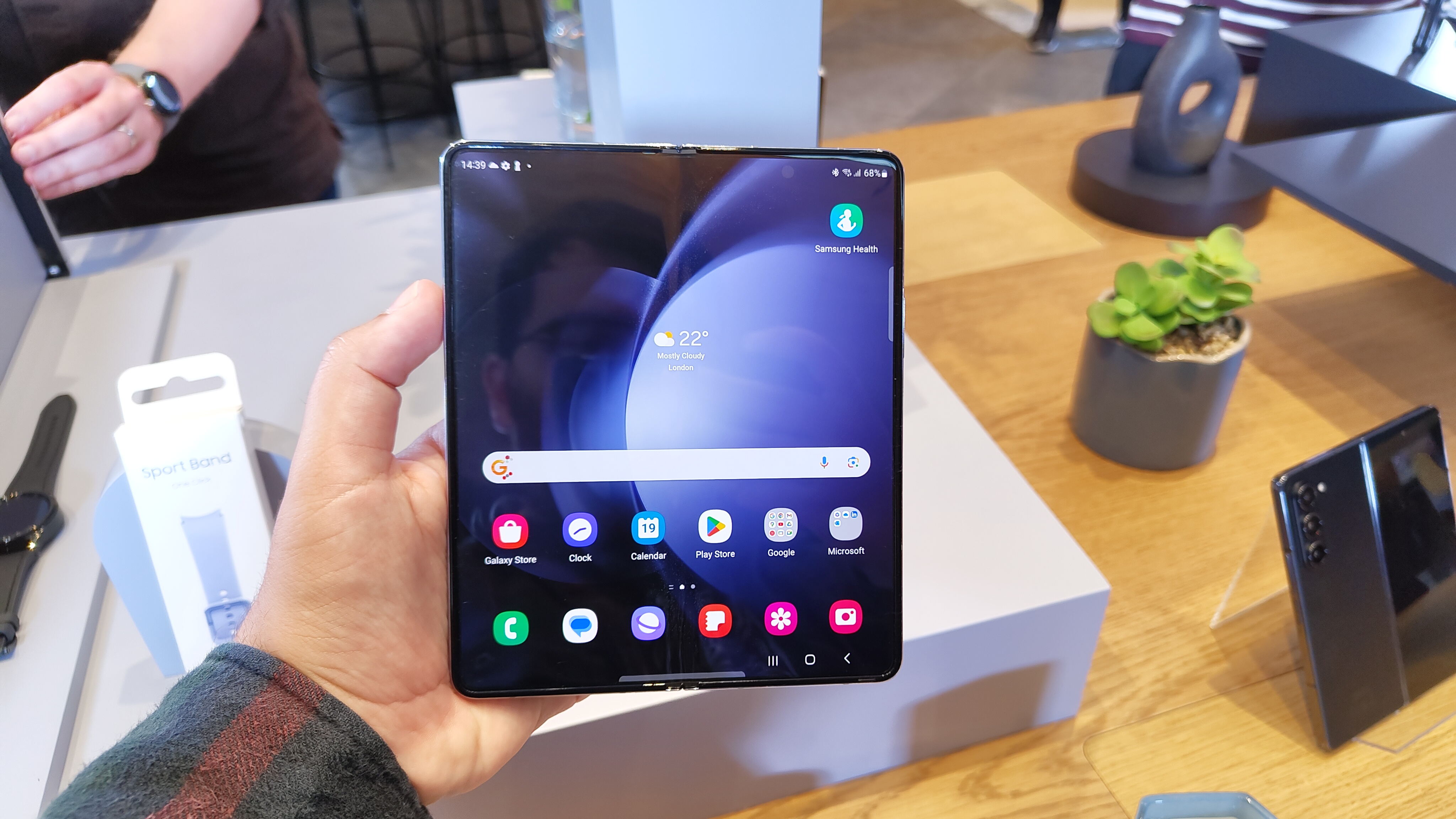 Samsung Galaxy Z Fold 8 — 10 สมาร์ตโฟนจอพับและสมาร์ตดีไวซ์จอพับสามทบยอดนิยมแห่งปี 2026 ผสานนวัตกรรมบานพับและจอภาพไร้รอยต่อ