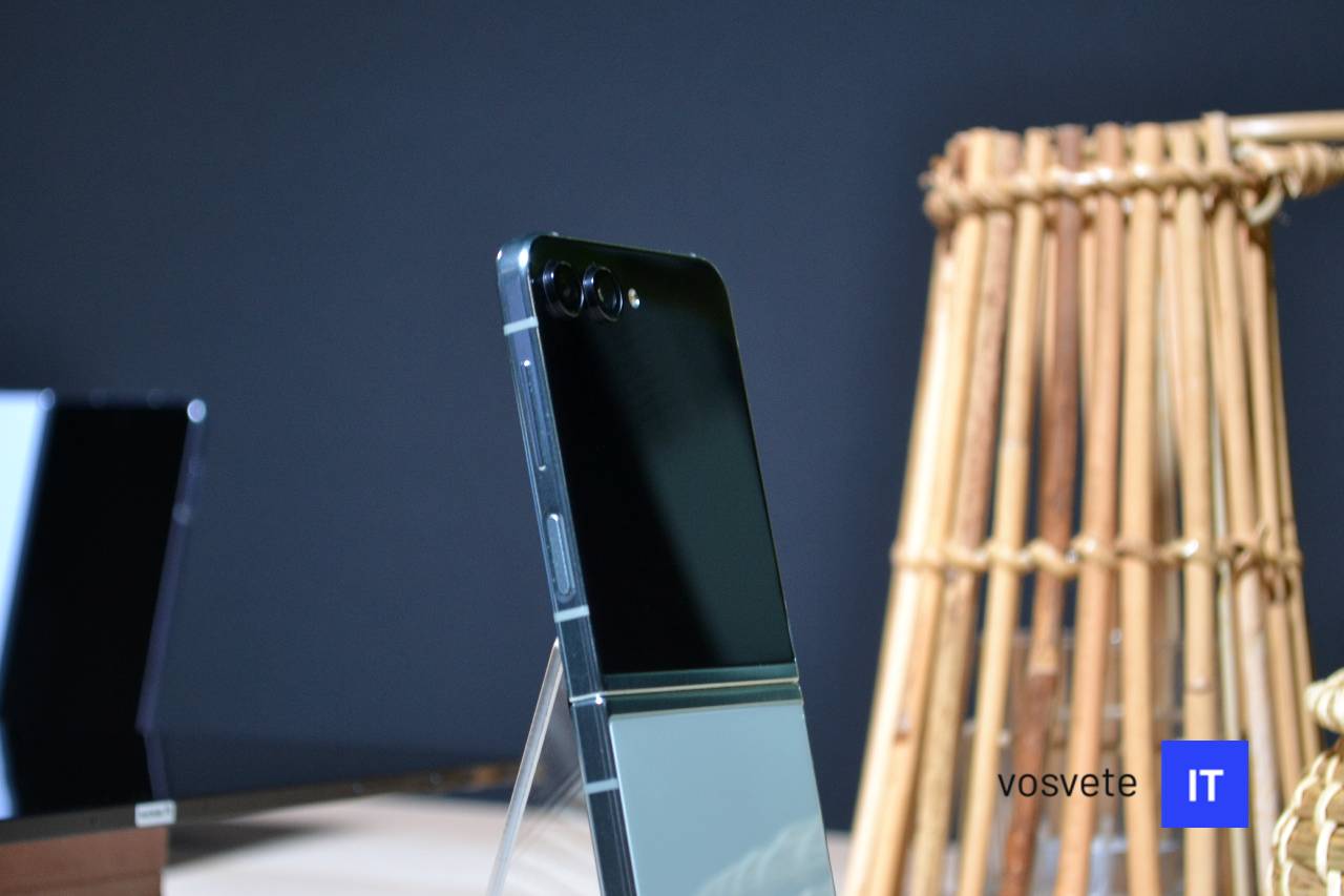 Samsung Galaxy Z Flip 7 — 10 สมาร์ตโฟนจอพับและสมาร์ตดีไวซ์จอพับสามทบยอดนิยมแห่งปี 2026 ผสานนวัตกรรมบานพับและจอภาพไร้รอยต่อ