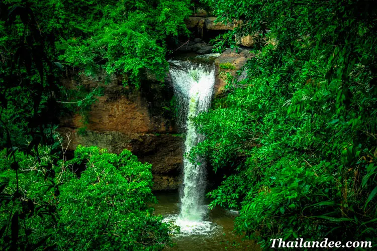 อุทยานแห่งชาติเขาใหญ่ — 10 อุทยานแห่งชาติยอดนิยมในไทยสำหรับเส้นทางเดินป่าศึกษาธรรมชาติและแคมป์ปิ้ง สัมผัสความสมบูรณ์แห่งพงไพรรับปลายปี 2569