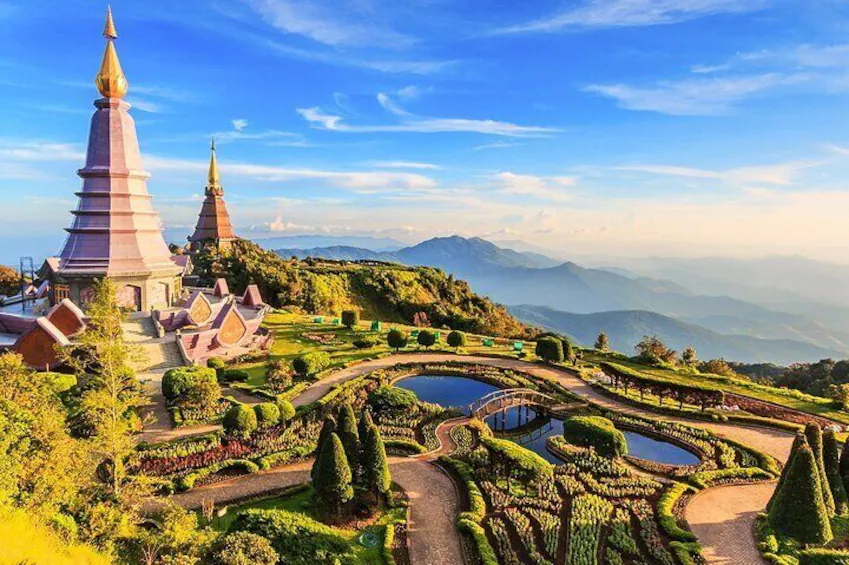 อุทยานแห่งชาติดอยอินทนนท์ — 10 อุทยานแห่งชาติยอดนิยมในไทยสำหรับเส้นทางเดินป่าศึกษาธรรมชาติและแคมป์ปิ้ง สัมผัสความสมบูรณ์แห่งพงไพรรับปลายปี 2569