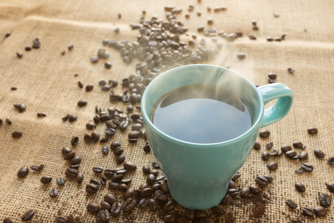 กาแฟดริปคั่วกลางและคั่วเข้ม (Medium / Dark Brewed Coffee) — 10 อันดับเครื่องดื่มยอดฮิตในร้านกาแฟและคาเฟ่ที่มีปริมาณคาเฟอีนเฉลี่ยสูงสุดต่อแก้ว