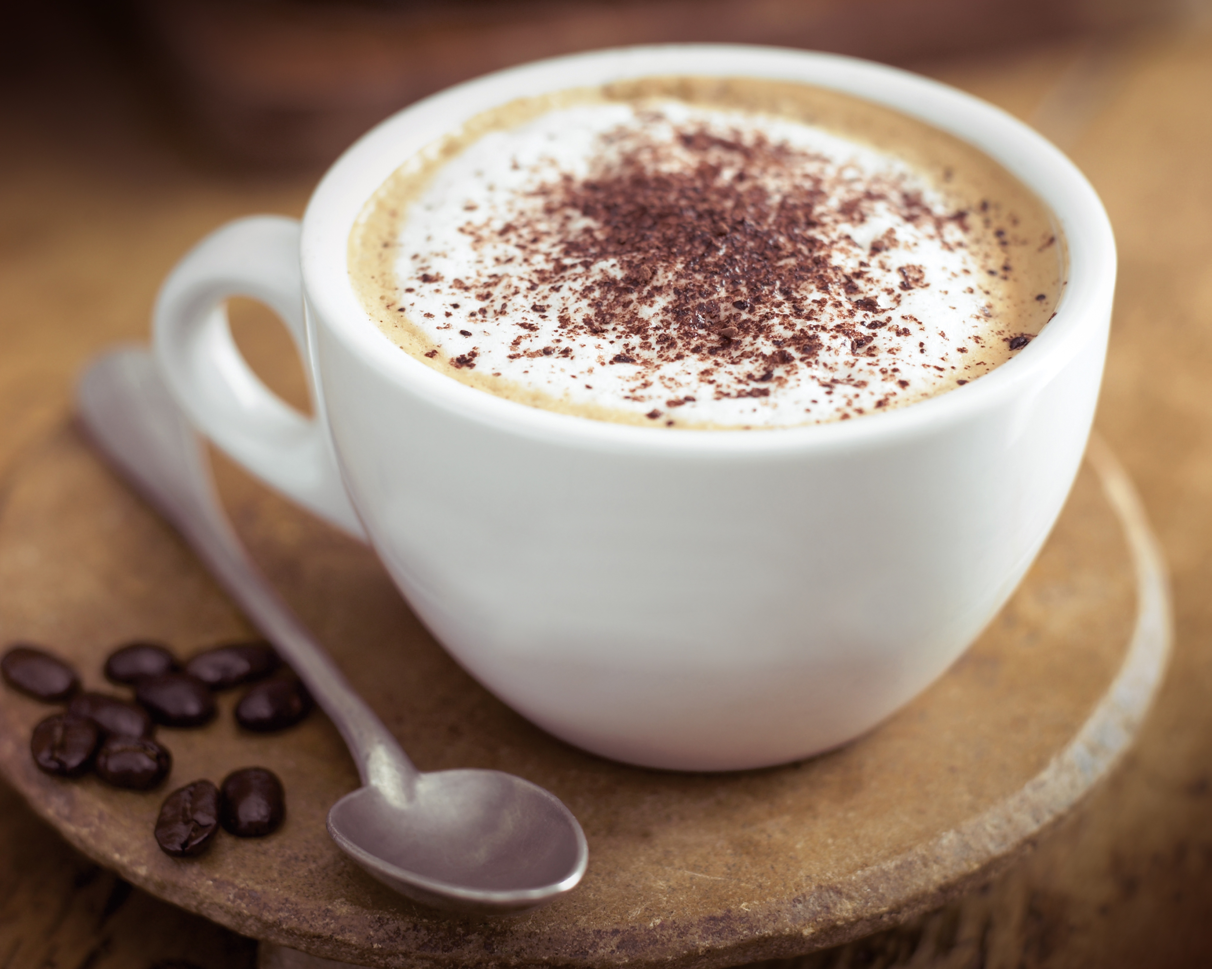 คาเฟ่ลาเต้และคาปูชิโน (Caffè Latte & Cappuccino) — 10 อันดับเครื่องดื่มยอดฮิตในร้านกาแฟและคาเฟ่ที่มีปริมาณคาเฟอีนเฉลี่ยสูงสุดต่อแก้ว