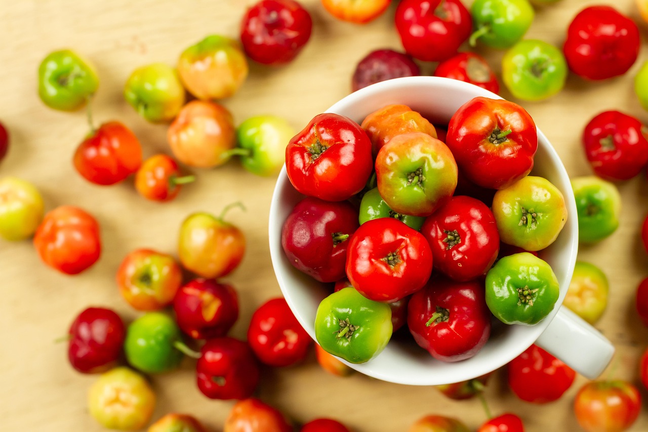 อะเซโรลาเชอร์รี (Acerola Cherry) — 10 อันดับอาหารธรรมชาติที่มีปริมาณวิตามินซีสูงที่สุดต่อ 100 กรัม เสริมภูมิคุ้มกันระดับซูเปอร์ฟู้ด