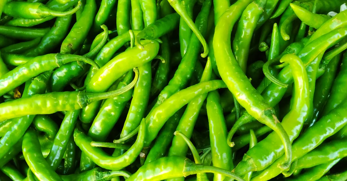 พริกเขียวสด (Green Chili Peppers) — 10 อันดับอาหารธรรมชาติที่มีปริมาณวิตามินซีสูงที่สุดต่อ 100 กรัม เสริมภูมิคุ้มกันระดับซูเปอร์ฟู้ด