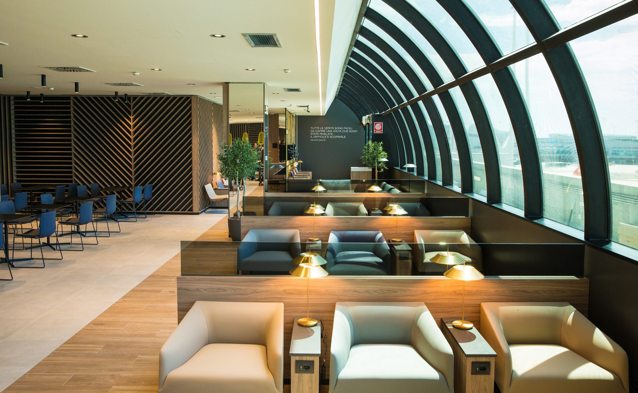 UOB KrisFlyer World Elite — 10 บัตรเครดิตสะสมไมล์และคะแนนยอดนิยมปี 2569 บินคุ้มแลกไวตอบโจทย์สายท่องเที่ยวและไลฟ์สไตล์พรีเมียม