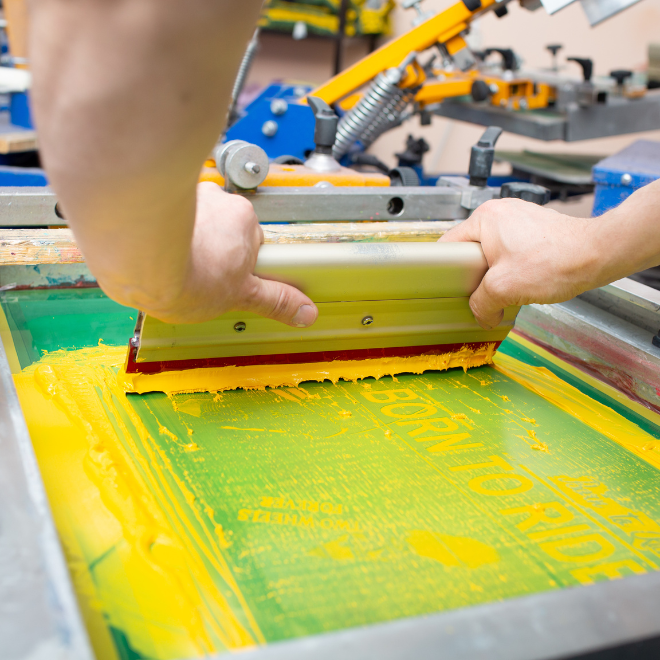 Silk Screen Printing (ซิลค์สกรีนแบบดั้งเดิม) — 10 เทคนิคการพิมพ์ลายและสกรีนเสื้อยอดนิยมปี 2026 คู่มือเลือกวิธีตกแต่งเนื้อผ้าให้ตอบโจทย์แบรนด์และยูนิฟอร์ม