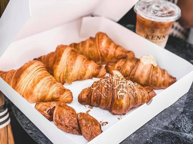 Kenn's Coffee & Croissant (เคนส์ คอฟฟี่ แอนด์ ครัวซองต์) — 10 คาเฟ่และร้านเบเกอรีครัวซองต์สไตล์ฝรั่งเศสยอดนิยมในกรุงเทพฯ ประจำปี 2569 สัมผัสความกรอบฉ่ำเนยแท้ระดับพรีเมียม