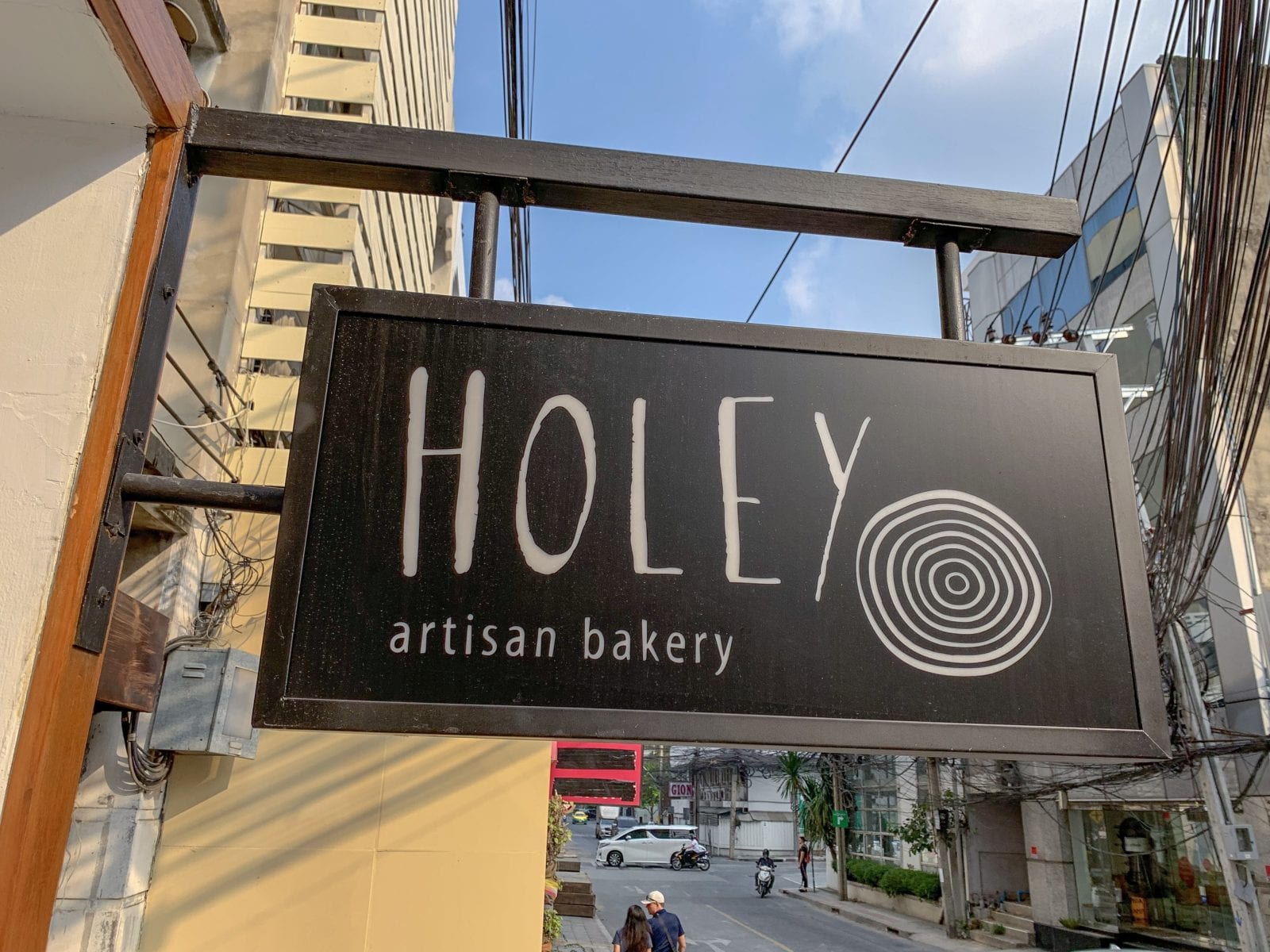 Holey Artisan Bakery (โฮลี่ อาร์ทิซาน เบเกอรี) — 10 คาเฟ่และร้านเบเกอรีครัวซองต์สไตล์ฝรั่งเศสยอดนิยมในกรุงเทพฯ ประจำปี 2569 สัมผัสความกรอบฉ่ำเนยแท้ระดับพรีเมียม
