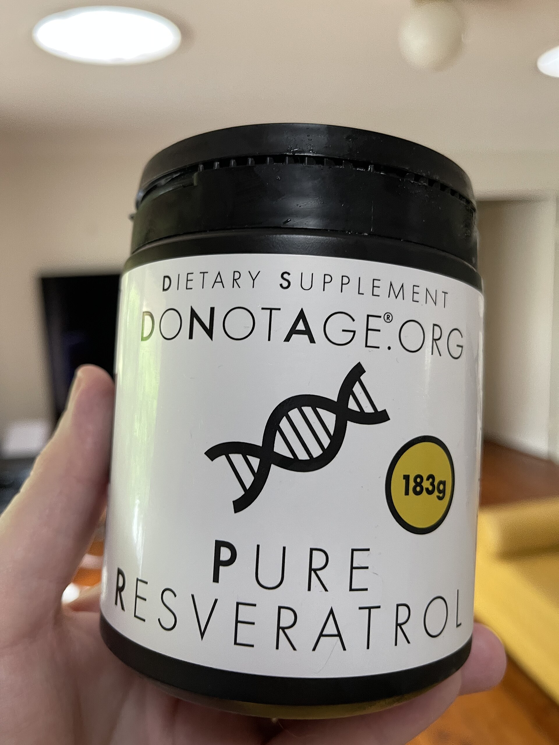 Resveratrol (เรสเวอราทรอล) — 10 นวัตกรรมอาหารเสริมและสารอาหารชะลอวัยระดับเซลล์ (Longevity Supplements) ยอดนิยมปี 2026