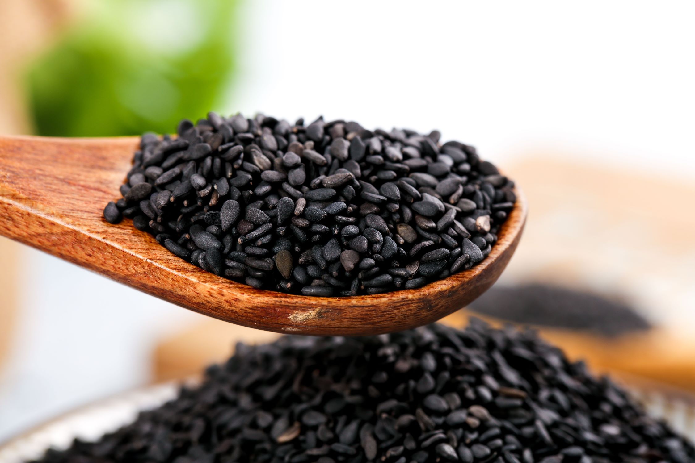 งาดำ (Black Sesame Seeds) — 10 อันดับอาหารธรรมชาติที่มีปริมาณแคลเซียมสูงที่สุดต่อ 100 กรัม เสริมสร้างกระดูกและฟันให้แข็งแรง
