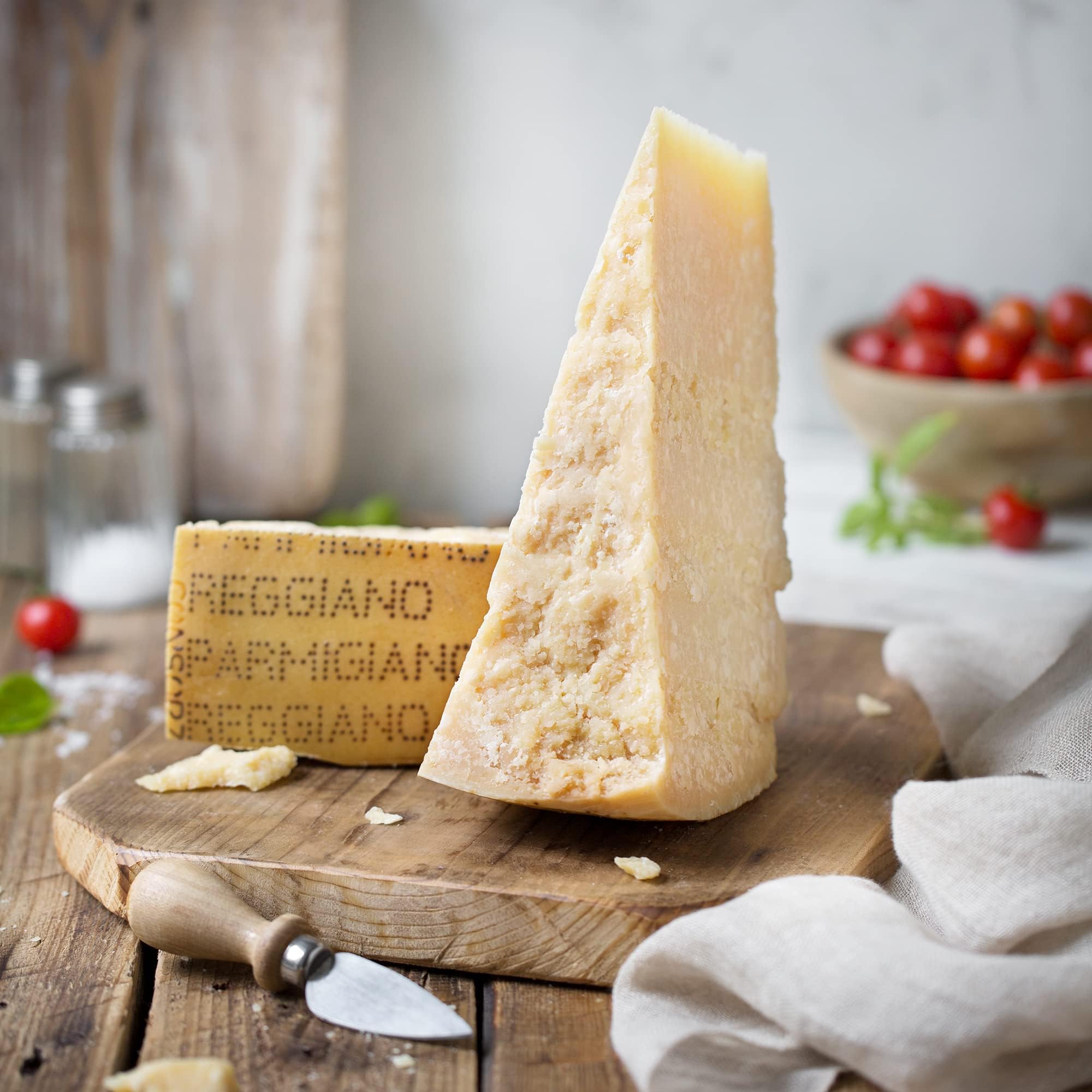 เนยแข็งพาร์มีซาน (Parmesan Cheese) — 10 อันดับอาหารธรรมชาติที่มีปริมาณแคลเซียมสูงที่สุดต่อ 100 กรัม เสริมสร้างกระดูกและฟันให้แข็งแรง