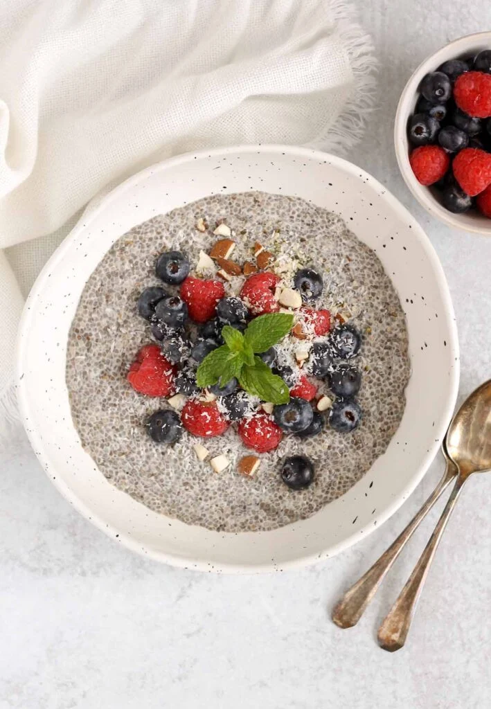 เมล็ดเจีย (Chia Seeds) — 10 อันดับอาหารธรรมชาติที่มีปริมาณแคลเซียมสูงที่สุดต่อ 100 กรัม เสริมสร้างกระดูกและฟันให้แข็งแรง