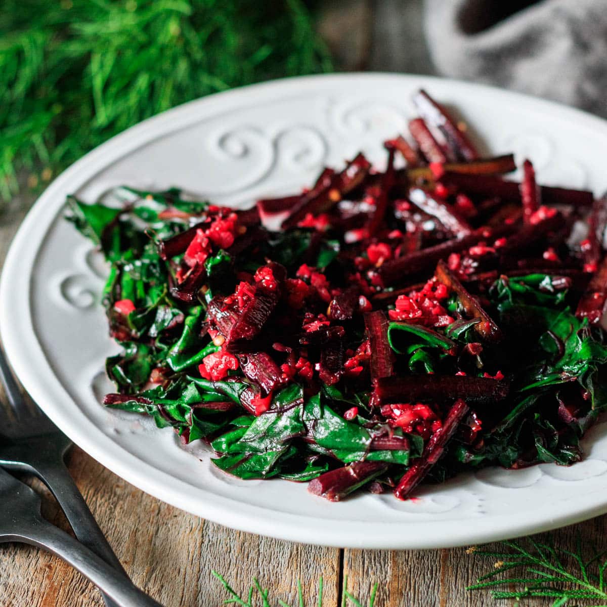 ใบหัวบีทต้มสุก (Cooked Beet Greens) — 10 อันดับอาหารธรรมชาติที่มีปริมาณโพแทสเซียมสูงที่สุดต่อ 100 กรัม เสริมความสมดุลความดันโลหิตและระบบกล้ามเนื้อ