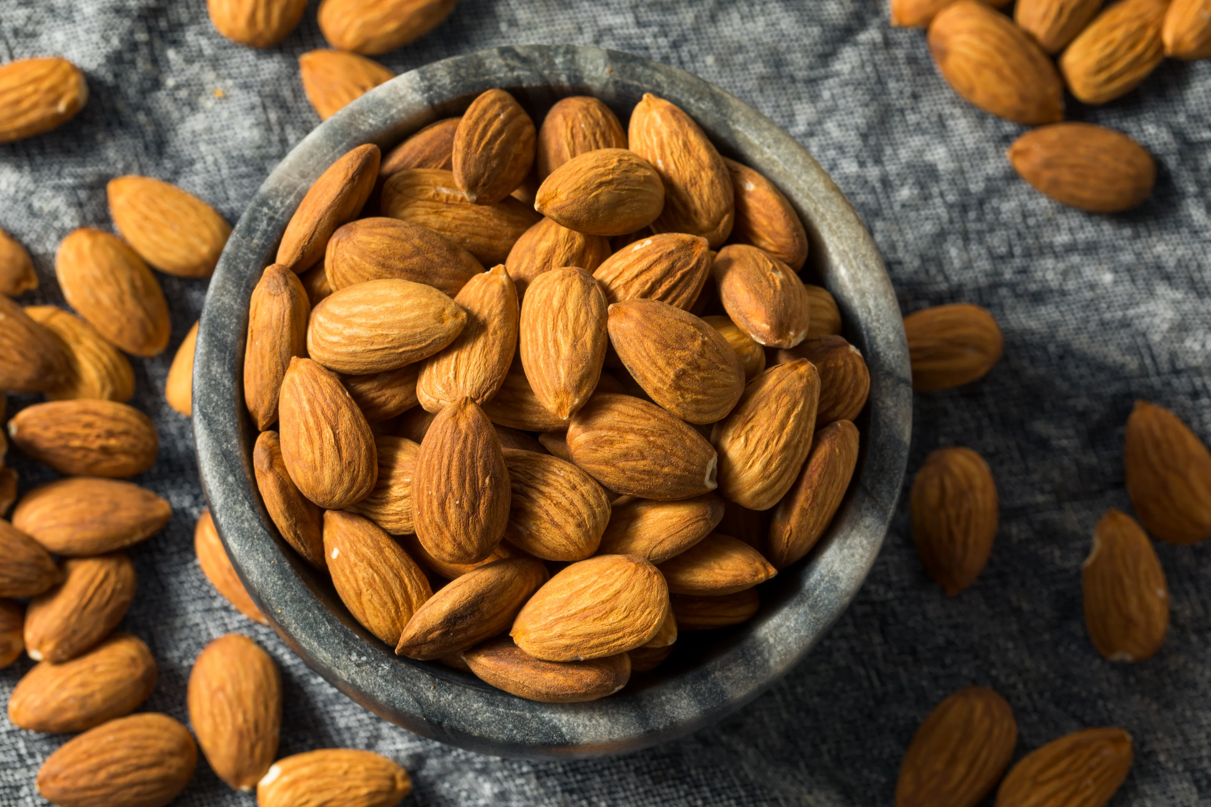 อัลมอนด์ (Almonds) — 10 อันดับอาหารธรรมชาติที่มีปริมาณโพแทสเซียมสูงที่สุดต่อ 100 กรัม เสริมความสมดุลความดันโลหิตและระบบกล้ามเนื้อ