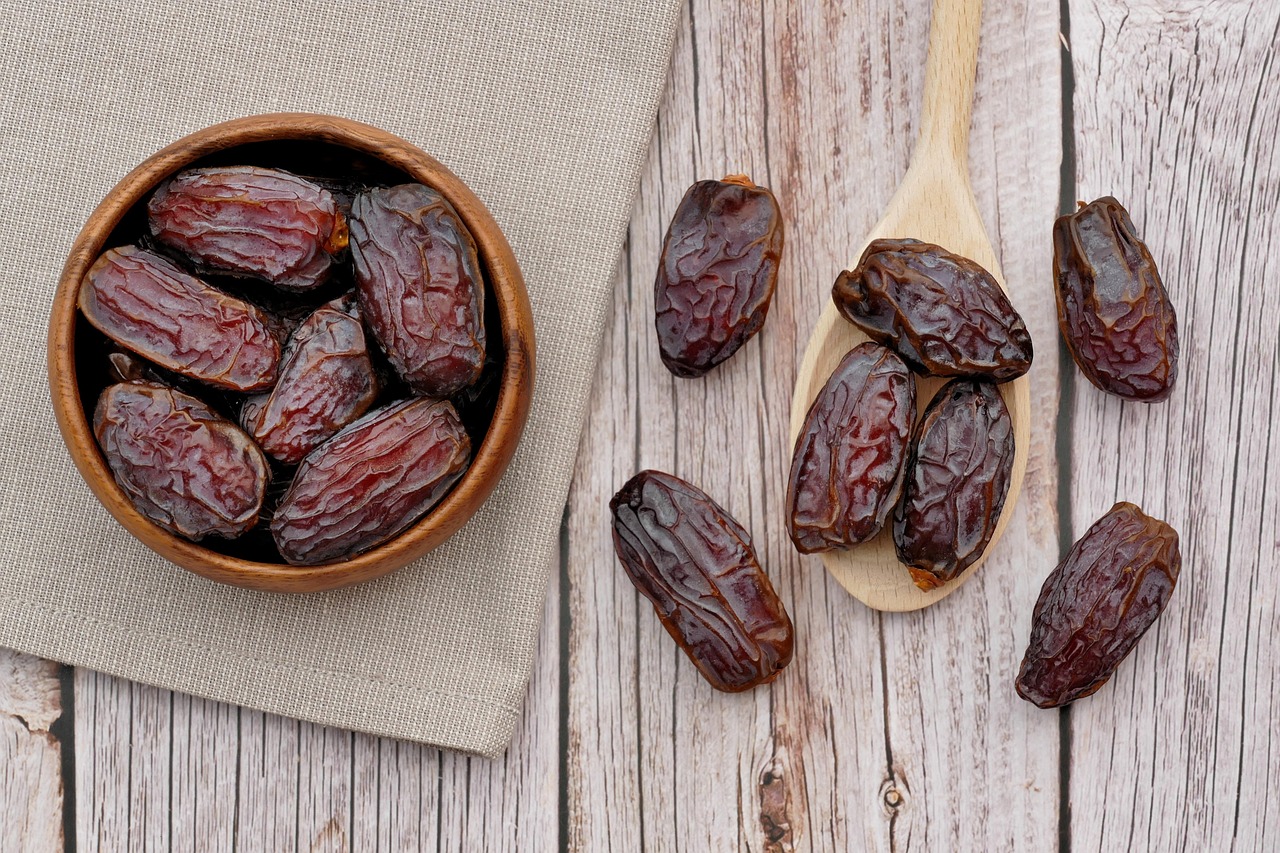 อินทผลัมแห้ง (Dried Dates) — 10 อันดับอาหารธรรมชาติที่มีปริมาณโพแทสเซียมสูงที่สุดต่อ 100 กรัม เสริมความสมดุลความดันโลหิตและระบบกล้ามเนื้อ