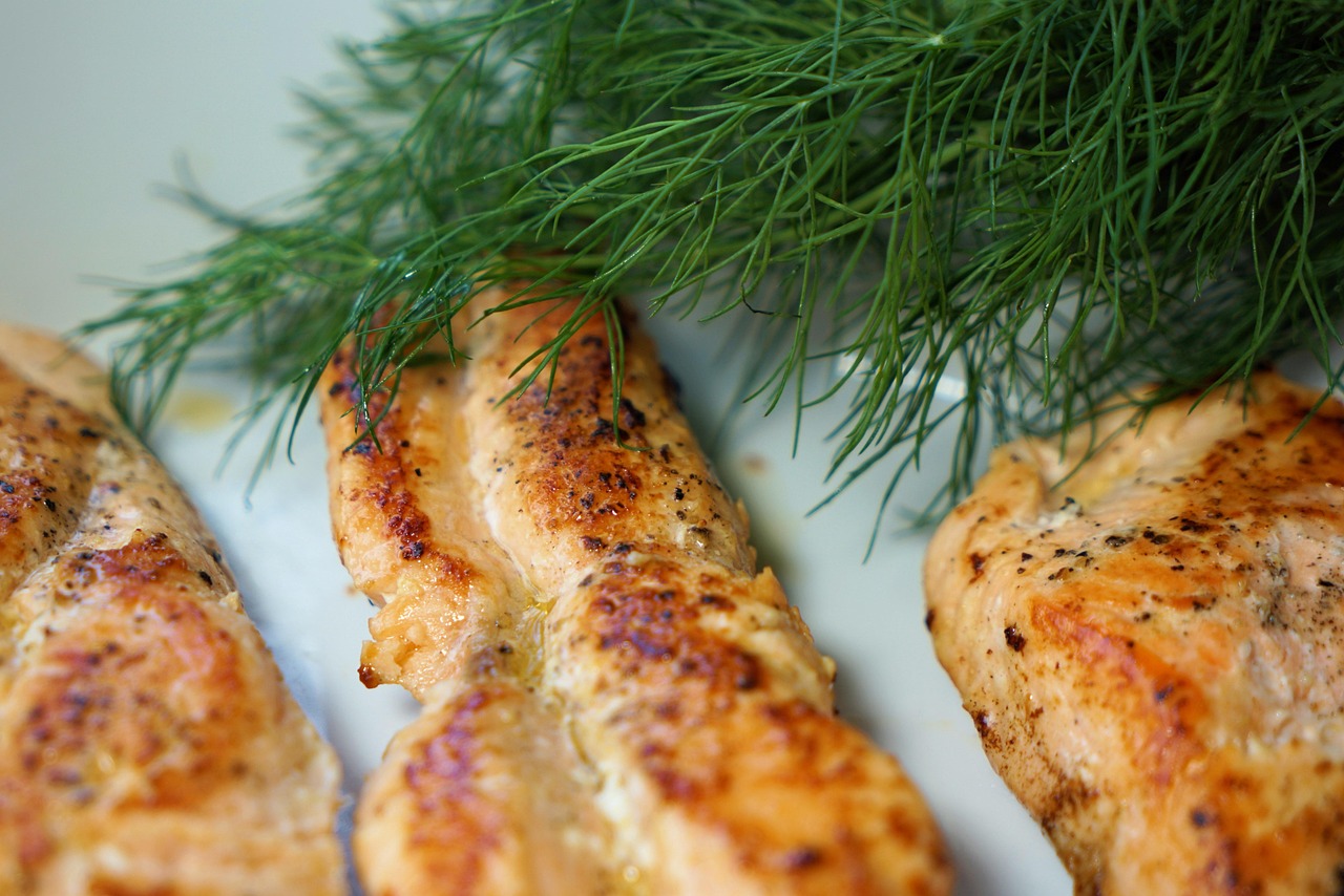 ปลาแซลมอนปรุงสุก (Cooked Salmon) — 10 อันดับอาหารธรรมชาติที่มีปริมาณโพแทสเซียมสูงที่สุดต่อ 100 กรัม เสริมความสมดุลความดันโลหิตและระบบกล้ามเนื้อ