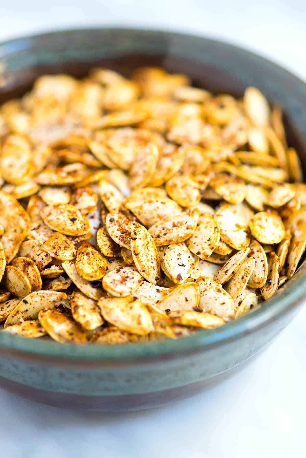 เมล็ดฟักทองอบ (Roasted Pumpkin Seeds) — 10 อันดับอาหารธรรมชาติที่มีแมกนีเซียมสูงที่สุดต่อ 100 กรัม เสริมการนอนหลับลึกและผ่อนคลายกล้ามเนื้อ