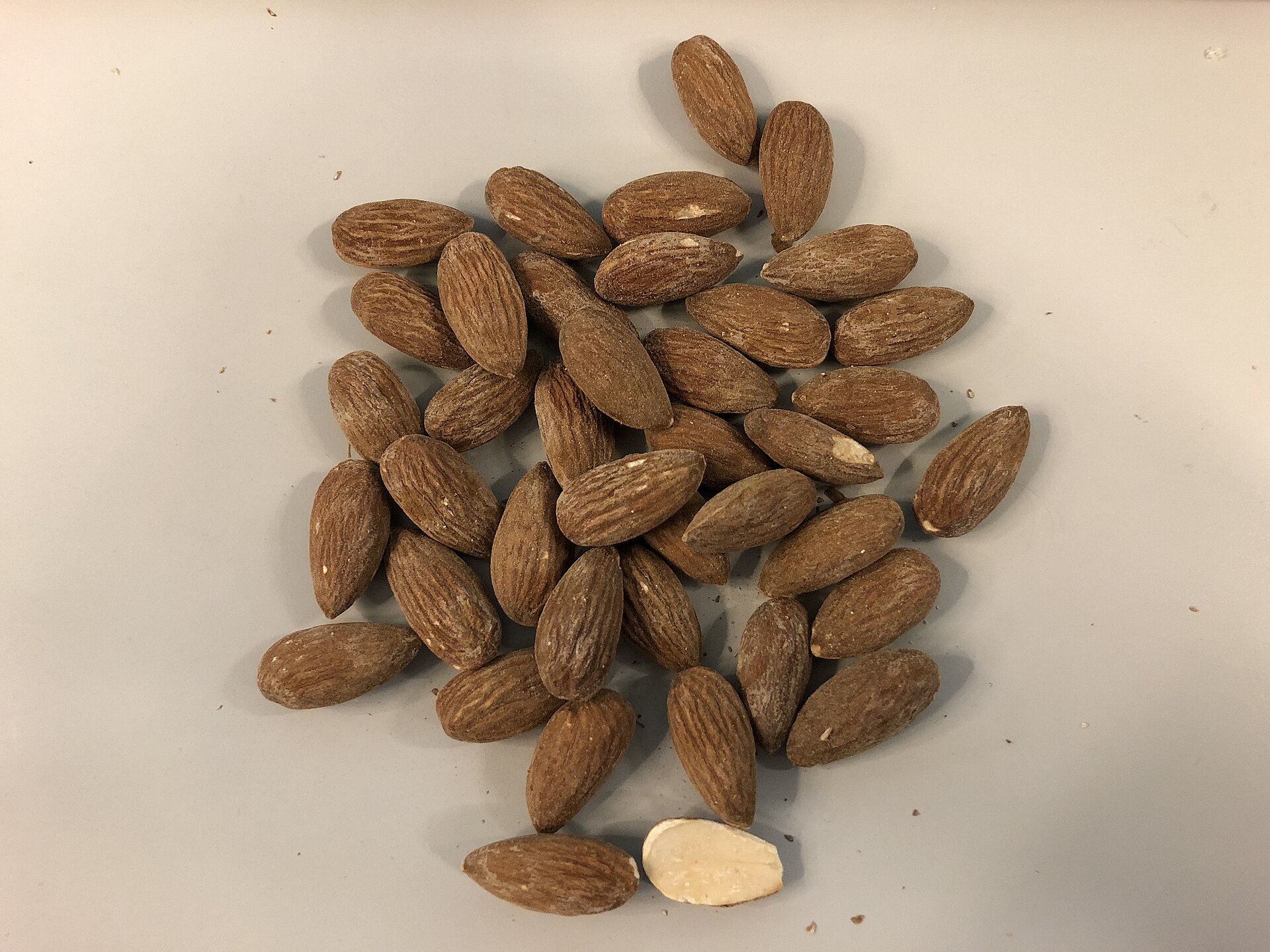 อัลมอนด์อบ (Roasted Almonds) — 10 อันดับอาหารธรรมชาติที่มีแมกนีเซียมสูงที่สุดต่อ 100 กรัม เสริมการนอนหลับลึกและผ่อนคลายกล้ามเนื้อ