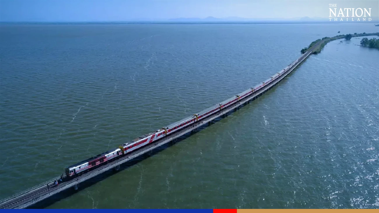 รถไฟลอยน้ำ เขื่อนป่าสักชลสิทธิ์ (ลพบุรี) — 10 เส้นทางรถไฟท่องเที่ยวสายธรรมชาติและประวัติศาสตร์ยอดนิยมในไทย ปี 2569 สัมผัสเสน่ห์การเดินทางแบบ Slow Travel
