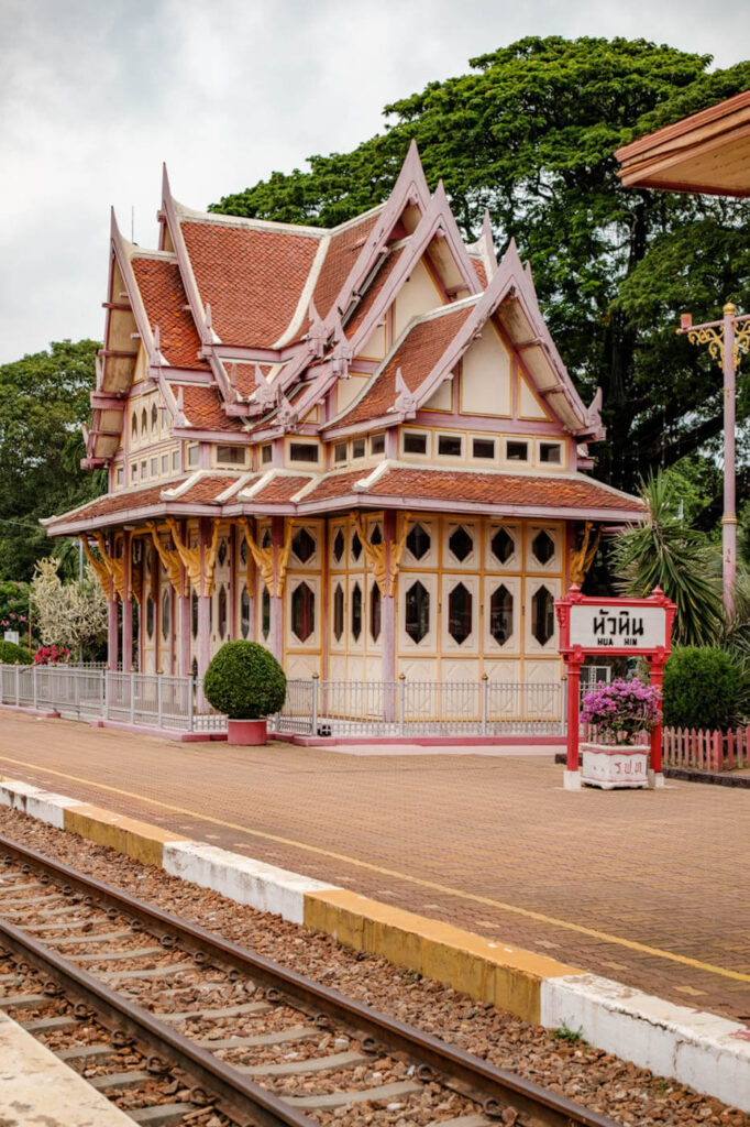 รถไฟสายโรแมนติกเลียบทะเล กรุงเทพฯ–หัวหิน — 10 เส้นทางรถไฟท่องเที่ยวสายธรรมชาติและประวัติศาสตร์ยอดนิยมในไทย ปี 2569 สัมผัสเสน่ห์การเดินทางแบบ Slow Travel