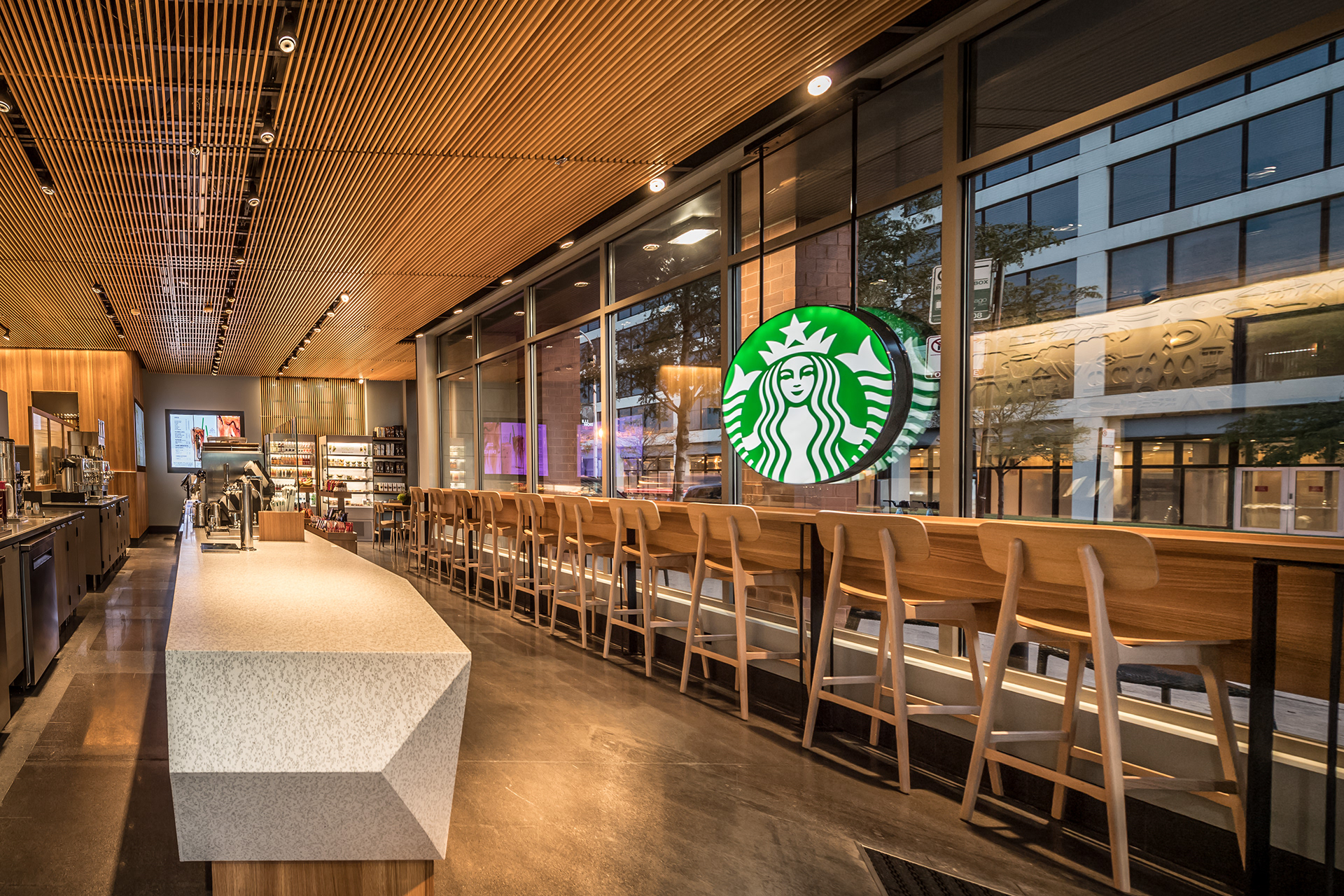 Starbucks (สตาร์บัคส์) — 10 อันดับแบรนด์เชนร้านกาแฟที่มีจำนวนสาขามากที่สุดในโลก อัปเดตสถิติล่าสุดปี 2026