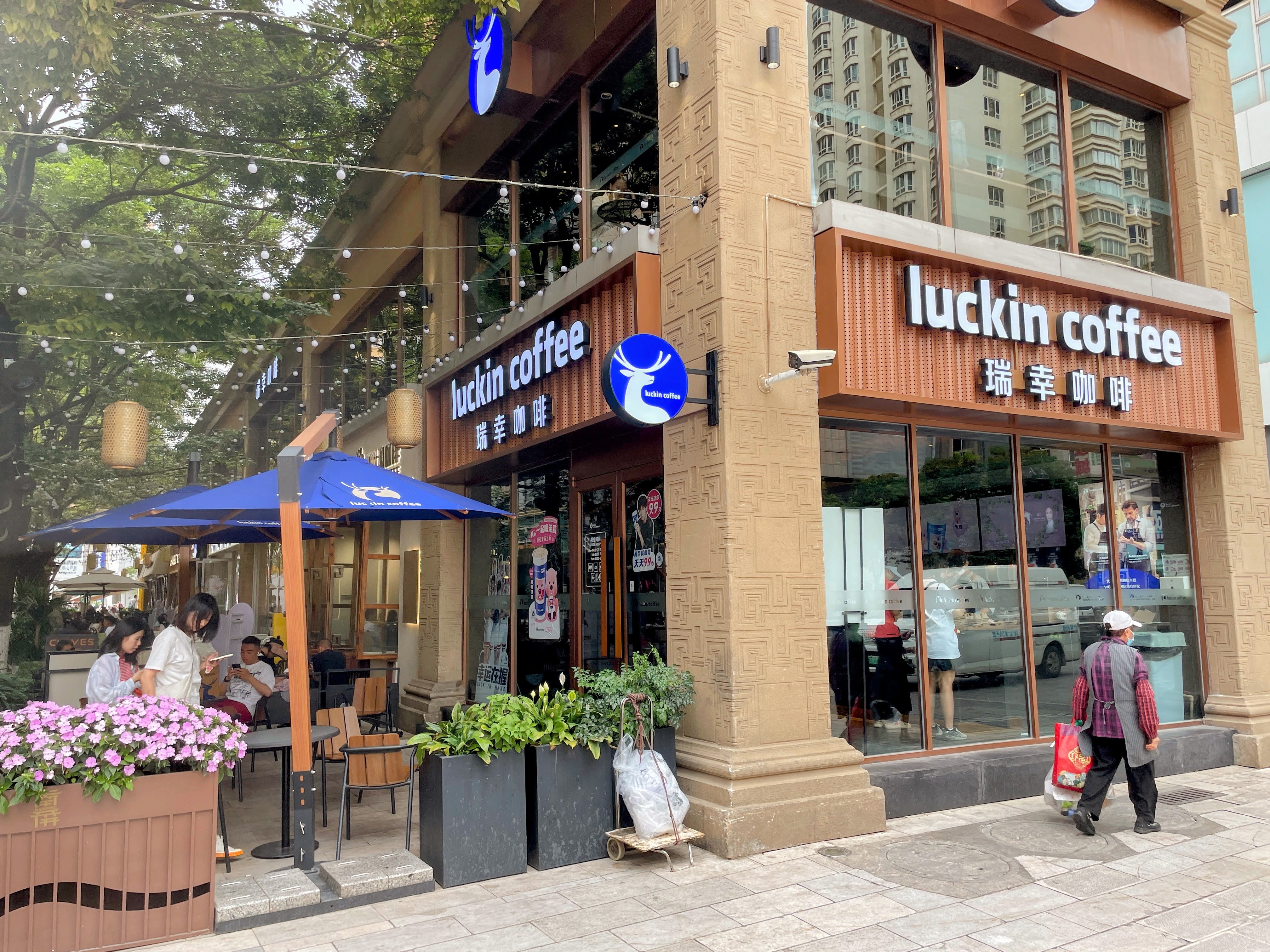 Luckin Coffee (ลัคอิน คอฟฟี่) — 10 อันดับแบรนด์เชนร้านกาแฟที่มีจำนวนสาขามากที่สุดในโลก อัปเดตสถิติล่าสุดปี 2026
