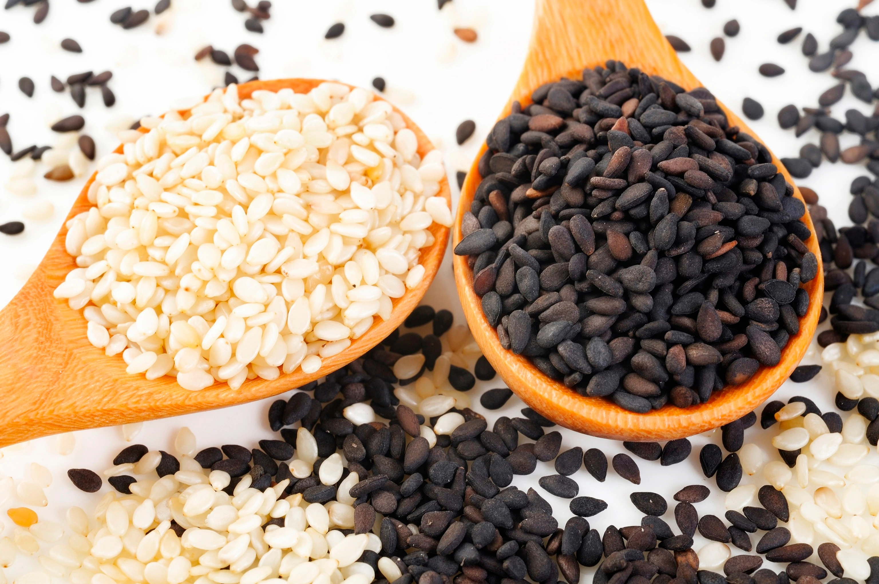 เมล็ดงา (Sesame Seeds) — 10 อันดับอาหารธรรมชาติที่มีปริมาณสังกะสี (Zinc) สูงที่สุดต่อ 100 กรัม เสริมภูมิคุ้มกันและปรับสมดุลร่างกาย